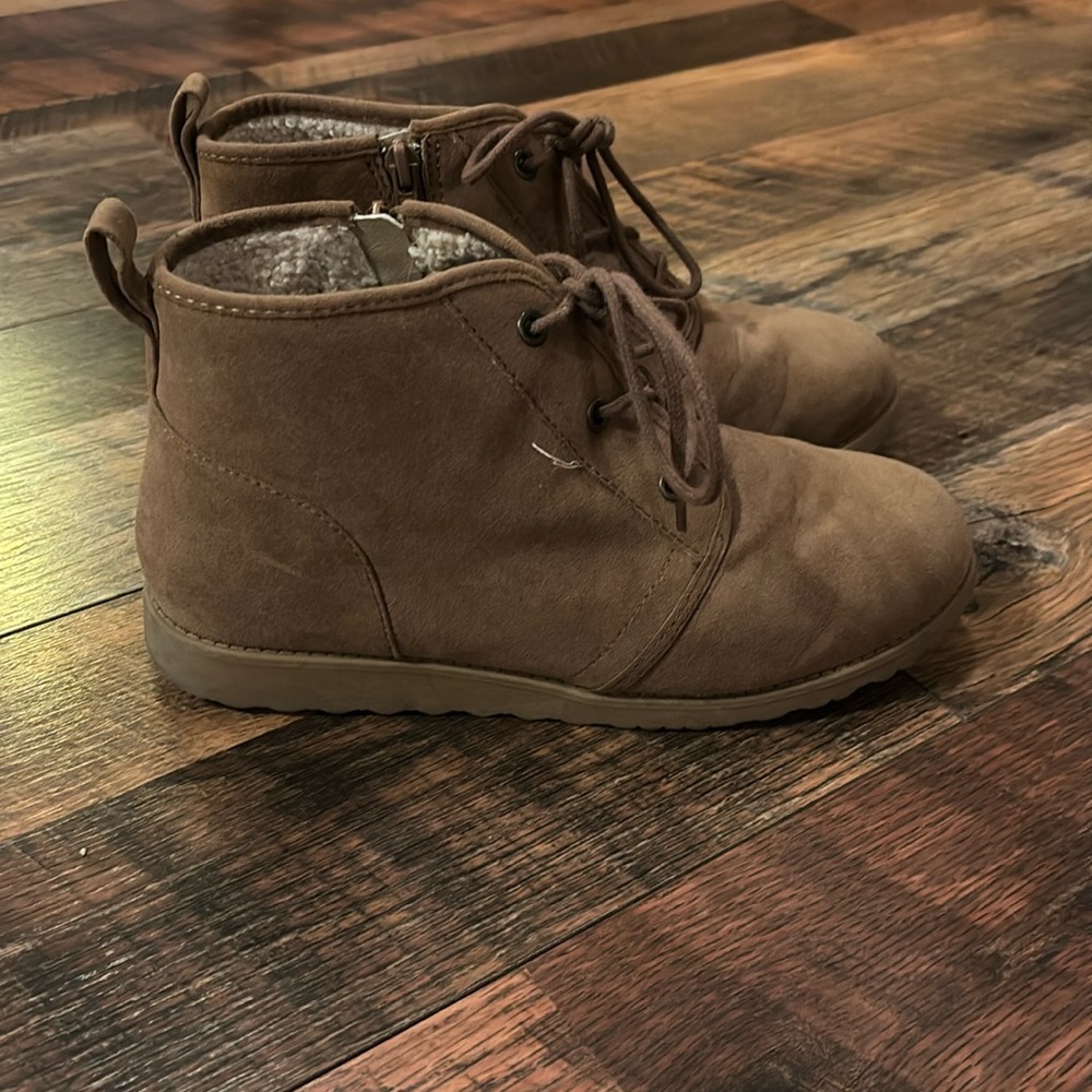 Jellypop suede faux fur inside lace up boots size 8.5